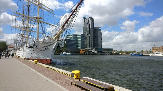 plachetnice v přístavu