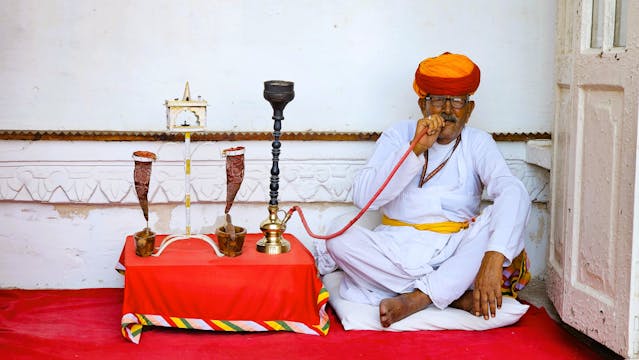 kuřák vodní dýmky