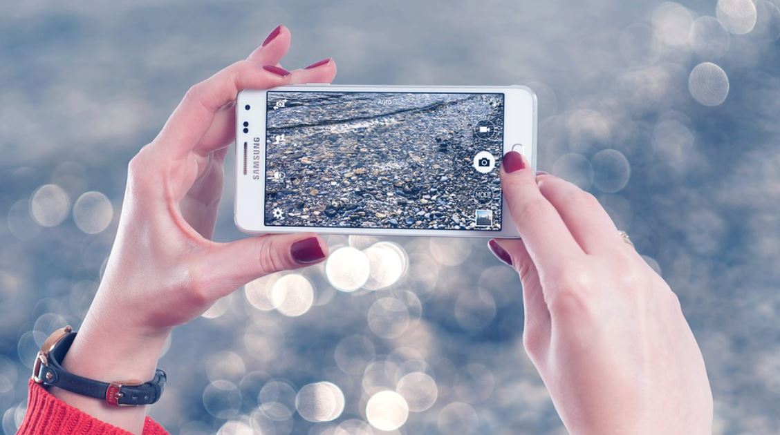 Na mobilu taky hraji hry.