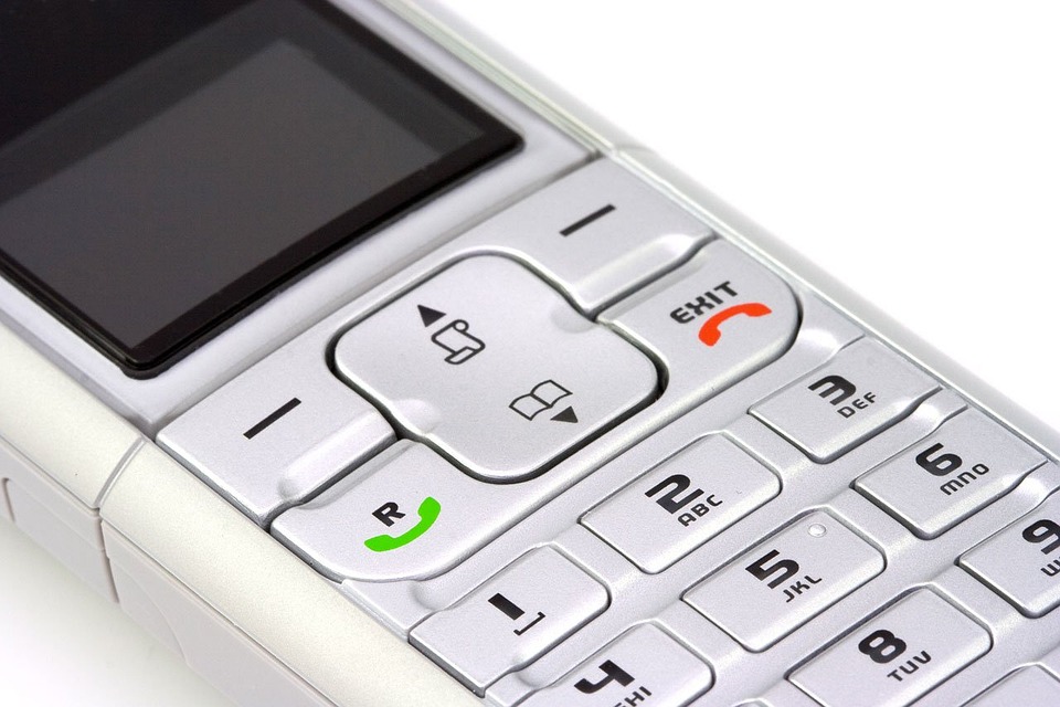 Maminka měla starý mobil. 